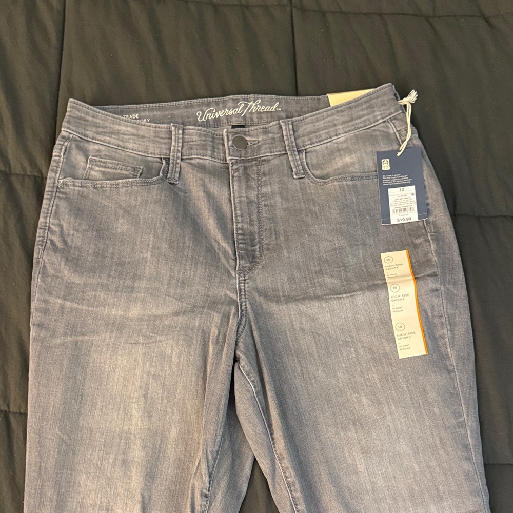 Universal Thread Women's Faded Light Grey High-Rise Jeans